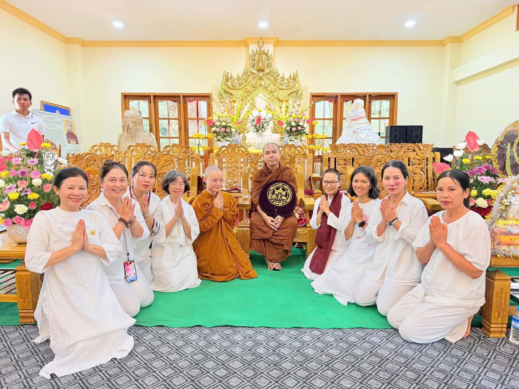 Phật tử Việt Nam tại tu viện